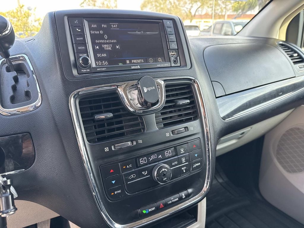 2016 Chrysler Town & Country Touring